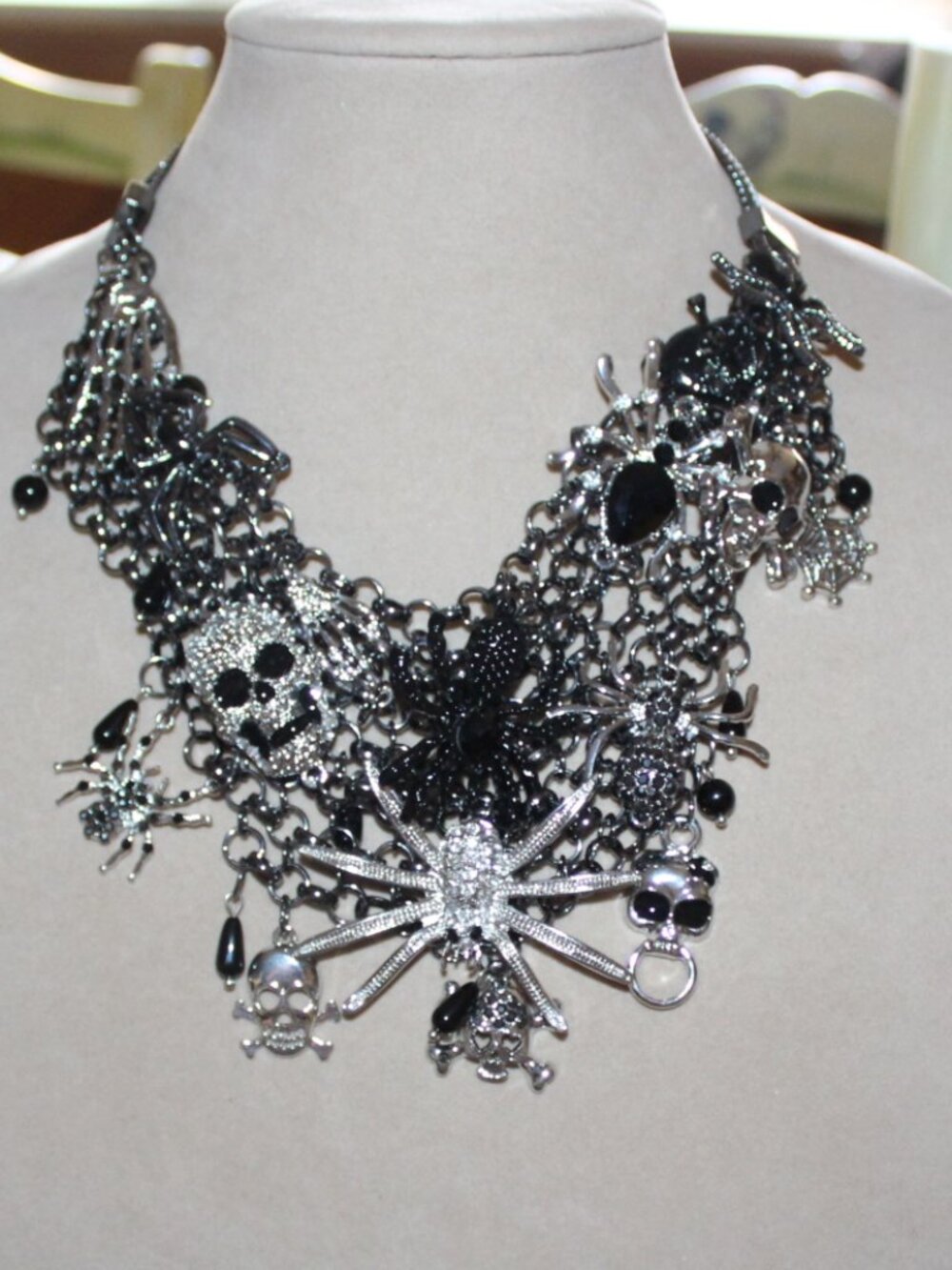 NWT Natasha Spider/Skull rhinestone statement necklace FABULOUS!!